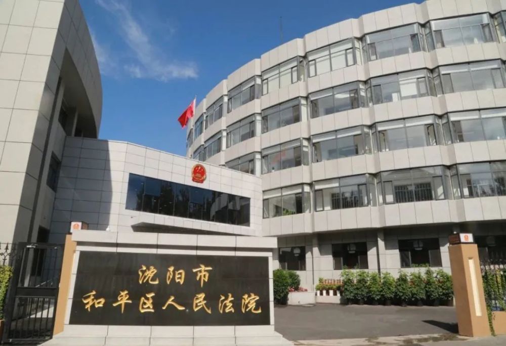 她刚从这三个女人身边跑过，其中一个女人便伸出一只手，抓住了她的肩膀。